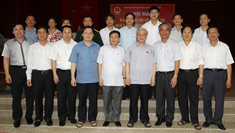 ท่านเลขาธิการใหญ่พรรคพบปะกับผู้มีสิทธิ์เลือกตั้งเขต Tay Ho กรุงฮานอย